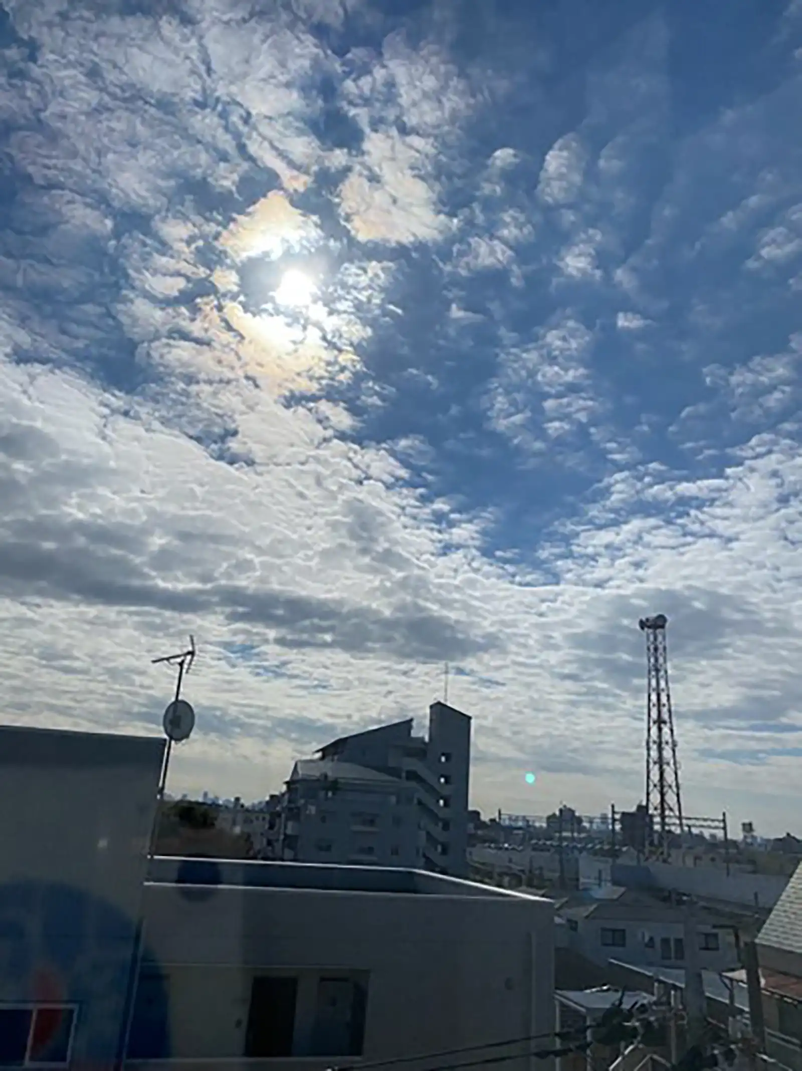 20250924フォーム竹ノ塚「朝の秋空とイワシ雲」風景画像