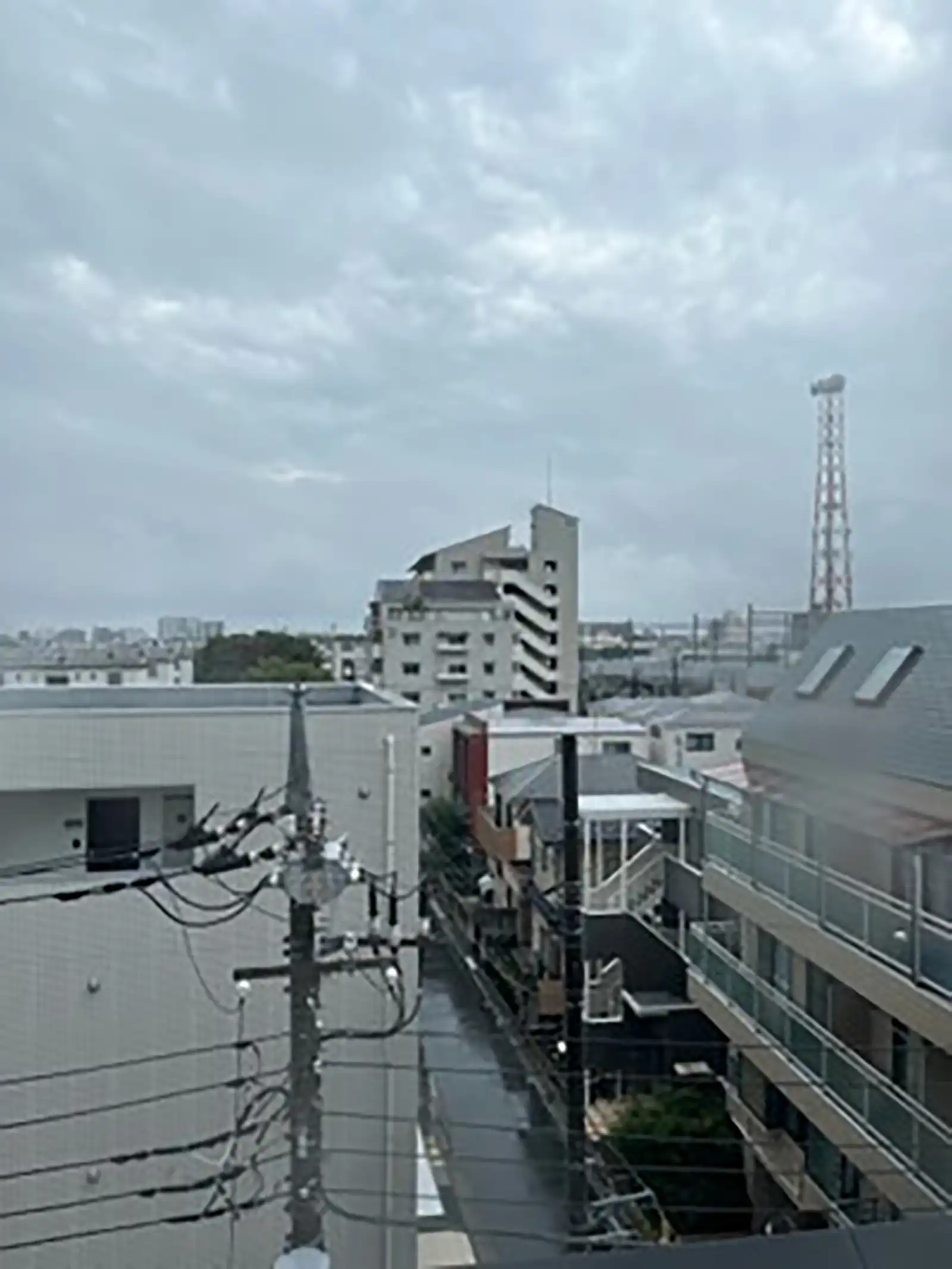 20251022フォーム竹ノ塚「フォームの秋空（雨）」風景画像