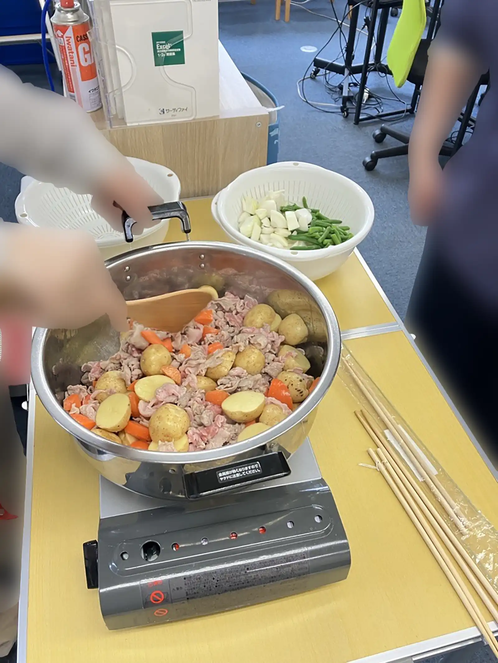 20260207グループワーク「母の日デー」肉じゃが調理画像