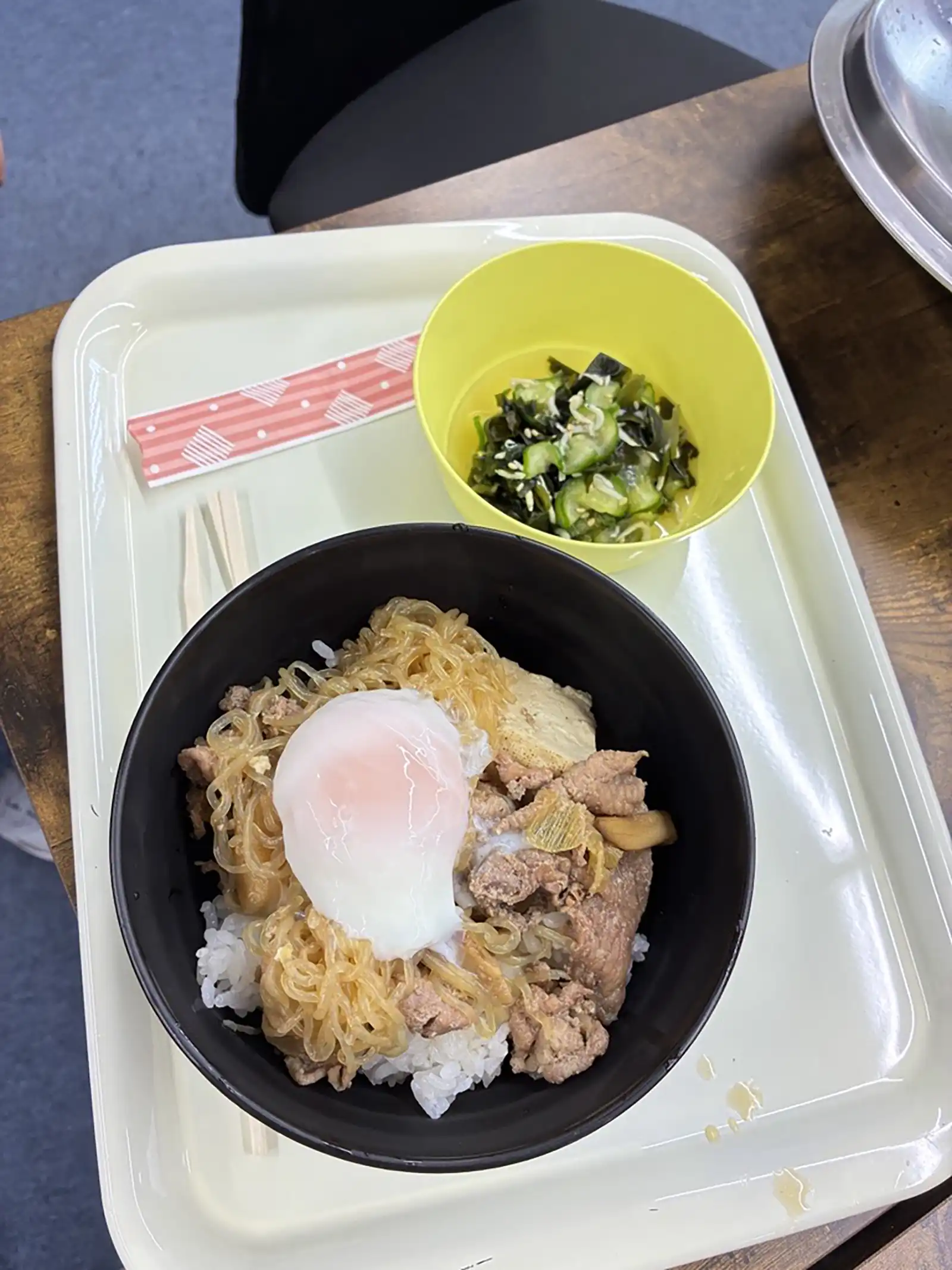 20260919グループワーク「母の日デー」すき焼き丼と酢の物画像