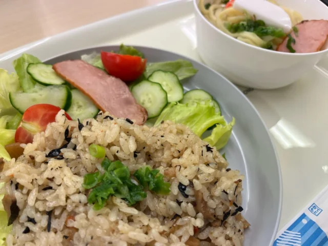 今日は利用者さん企画で沖縄そばとじゅーしーを作ろうでした🍴
買い出しから調理まで利用者さん中心になって作っていただきました。
アリのピックは利用者さんの持参です。ミニトマトを刺してみました🍅
#足立区 
#竹ノ塚 
#障害福祉サービス 
#福祉