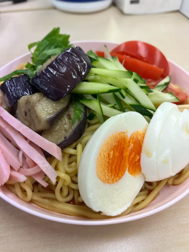 今日はオリジナル流水麵を作ろうの日でした。
全利用者さんとスタッフで買い出しから始め、調理を始めましたがいつも完成時間がお昼ぴったり～‼
写真は卵が双子ちゃんだったので😉❤️👌
#足立区 
#竹ノ塚 
#ジョブコーチ 
#障害福祉サービス